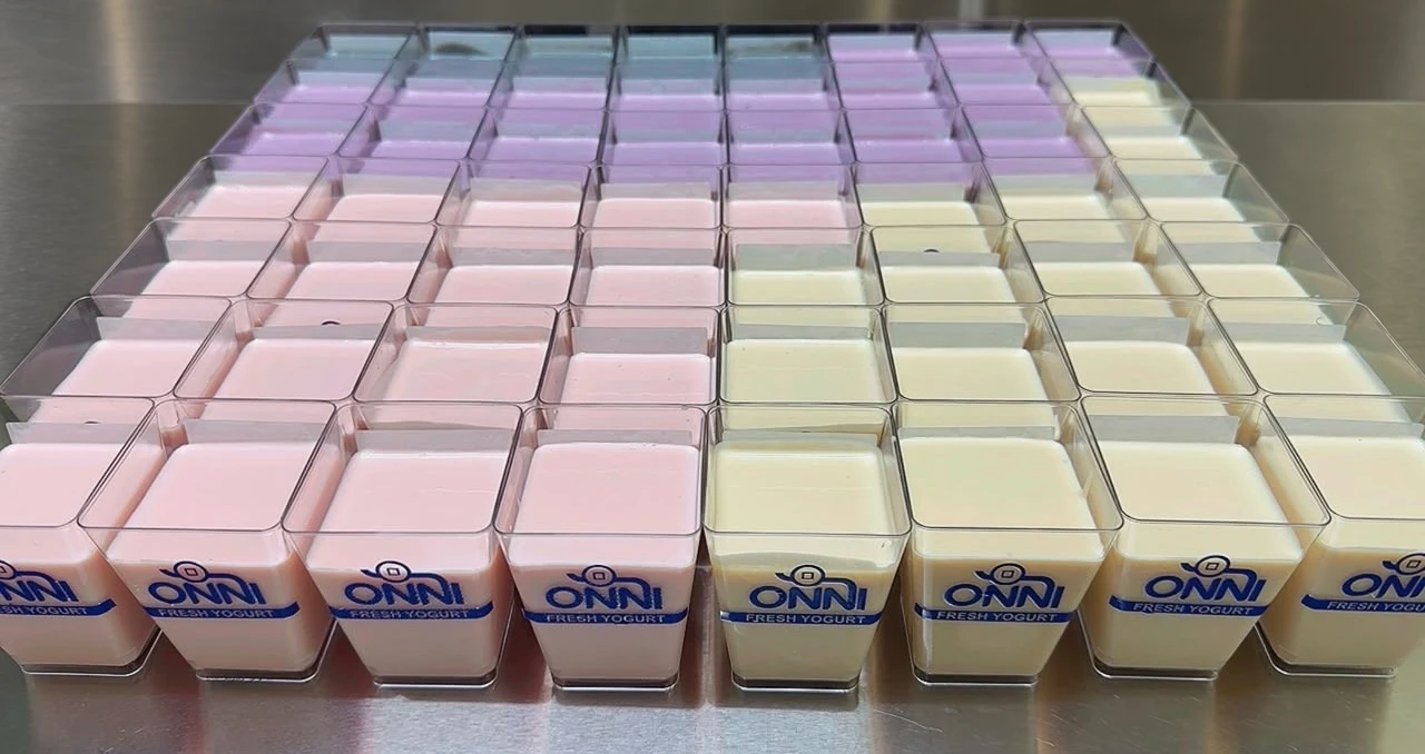 整齐排列在工作台上的 ONNI 方杯酸奶实拍